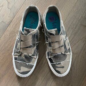 Blowfish Malibu Distressed Slip On Lo Cut Camo Canvas Sneakers Tan Grey Sz 8.5